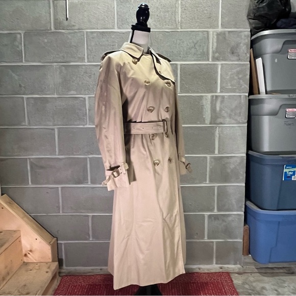 Burberry trench coat. - Picture 4 of 16